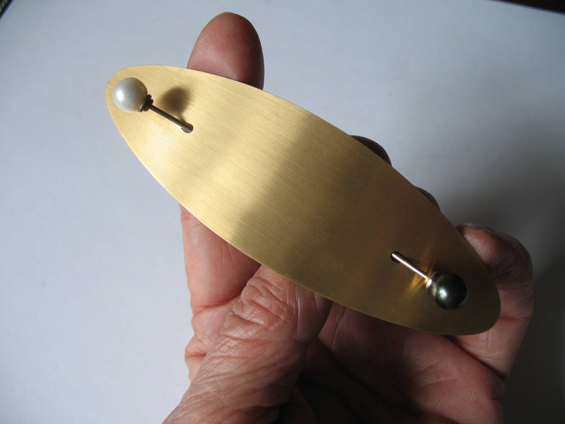 Wow Broschanhänger Aus Gold Mit Perlen von HSSSchmuckSchmiede