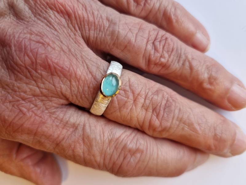 Zarter Ring Aus Sterlingsilber Mit Indigolithcabochon, Teilvergoldet von HSSSchmuckSchmiede