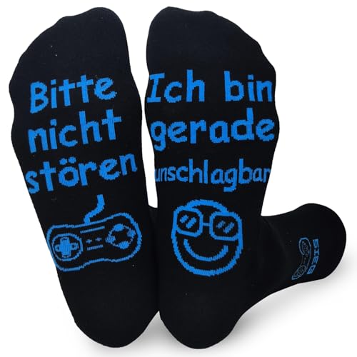 Lustige Socken Gaming Socken Gamer Coole Geschenk Happy Socks Mit Spruch Bitte Nicht Stören Ich Bin Gerade Unschlagbar Coole Geschenke Für Zocker Männer Herren Frauen Damen Weihnachts Erntedankfest Lustige Socken Gaming Socken Gamer Coole Geschenk Happy Socks Mit Spruch Bitte Nicht Stören Ich Bin Gerade Unschlagbar Coole Geschenke Für Zocker Männer Herren Frauen Damen Weihnachts Erntedankfest von HUETIDE