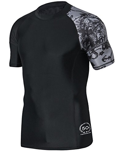 HUGE SPORTS Herren Splice UV Sonnenschutz UPF 50+ Skins Rash Guard Kurzarm, Piraterie, XL von HUGE SPORTS