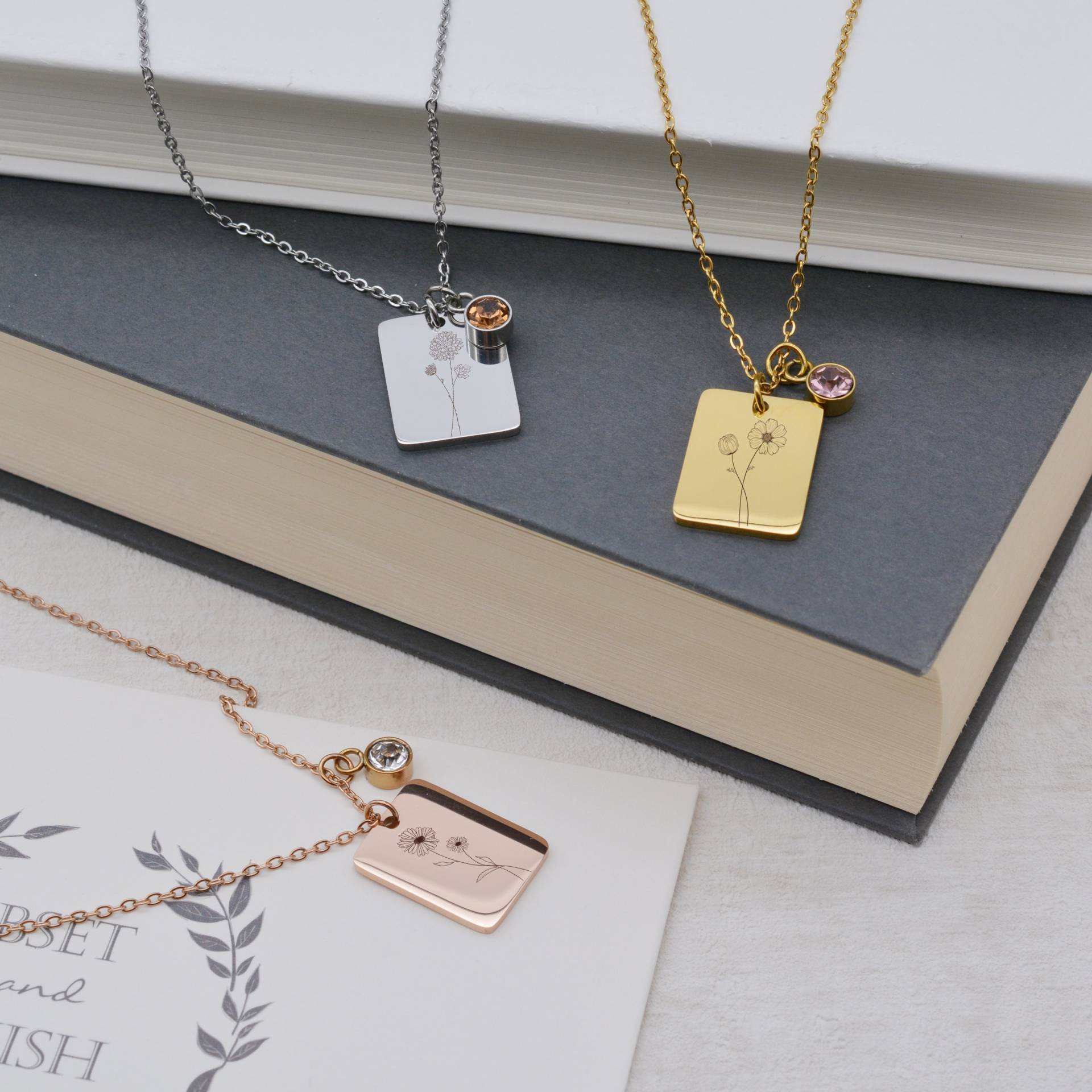 Halskette Mit Geburtsstein & Personalisierte Gravur, Rechteckiger Anhänger, Individuelles Geschenk Für Jubiläum Oder Geburtstag Halskette Mit Geburtsstein & Personalisierte Gravur, Rechteckiger Anhänger, Individuelles Geschenk Für Jubiläum Oder Geburtstag von HUGGYHOME