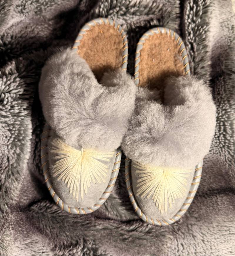 Hug Handmade Wool Slippers | Light Grey - 100% Natural Sheep Hug Handmade Wool Slippers | Light Grey - 100% Natural Sheep von HUGfootwear