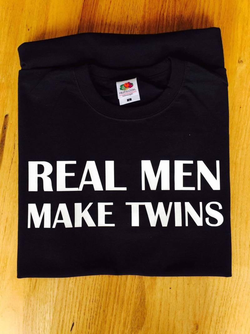 Real Men Make Twins T-Shirt - Zwillingsvater Geschenk von HUGsbyLou