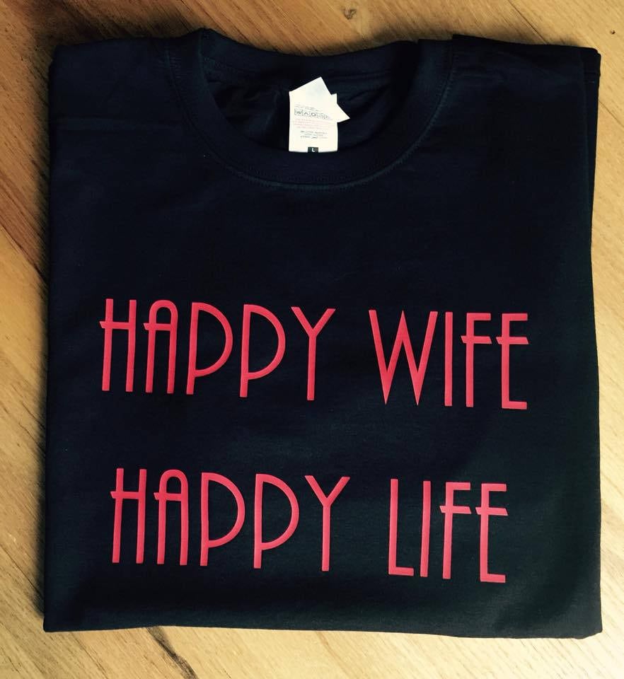 Glückliche Frau Glückliches Leben Tshirt - Lustiges Für Ehemann Valentinsgrußt-Shirt Geschenk Ihn Freund Verlobte Mann von HUGsbyLou