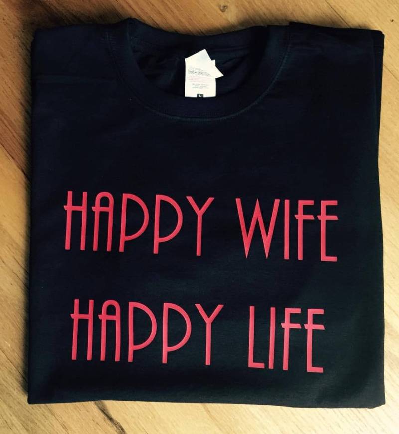 Glückliche Frau Glückliches Leben Tshirt - Lustiges Für Ehemann Valentinsgrußt-Shirt Geschenk Ihn Freund Verlobte Mann von HUGsbyLou