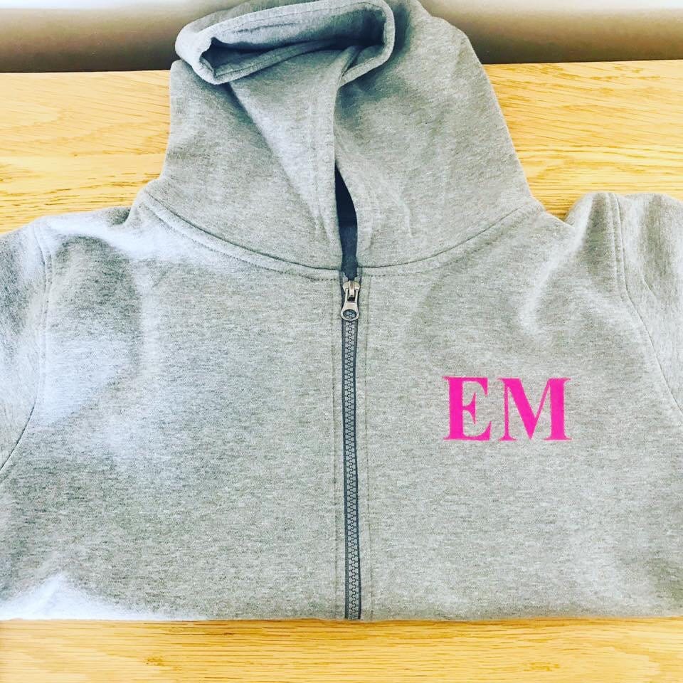 Initial Reißverschluss Durch Kinder Hoodie - Erhältlich in Rosa Oder Schwarz Text von HUGsbyLou