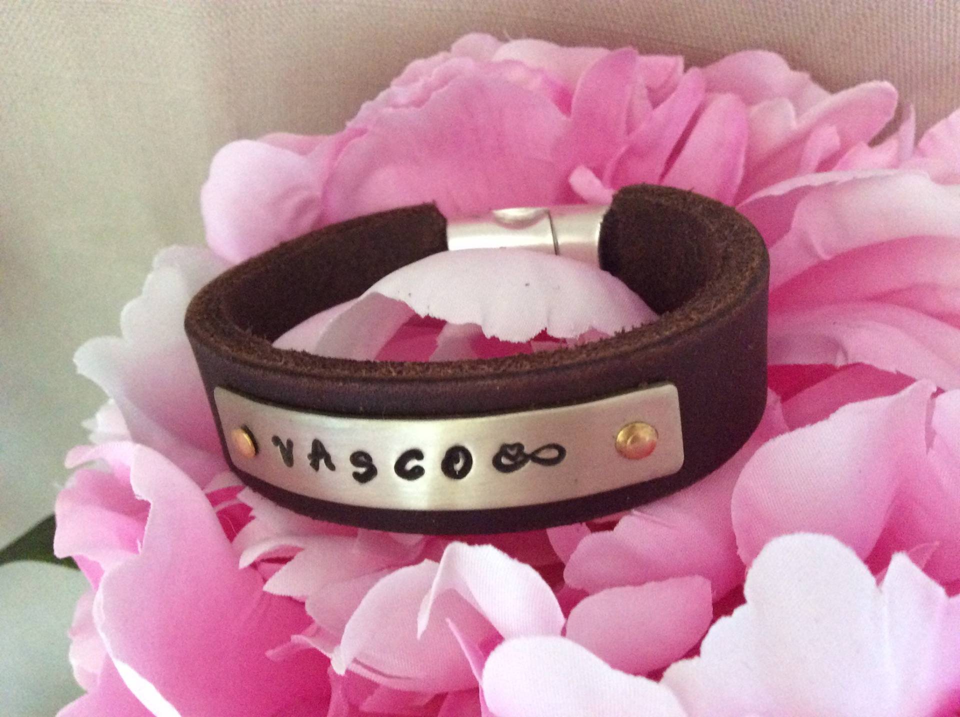 Armband, Individualisiert, Handgefertigte Lederarmbänder Mit Namen Und 1 Symbol Armband, Individualisiert, Handgefertigte Lederarmbänder Mit Namen Und 1 Symbol von HUNDIKATZ