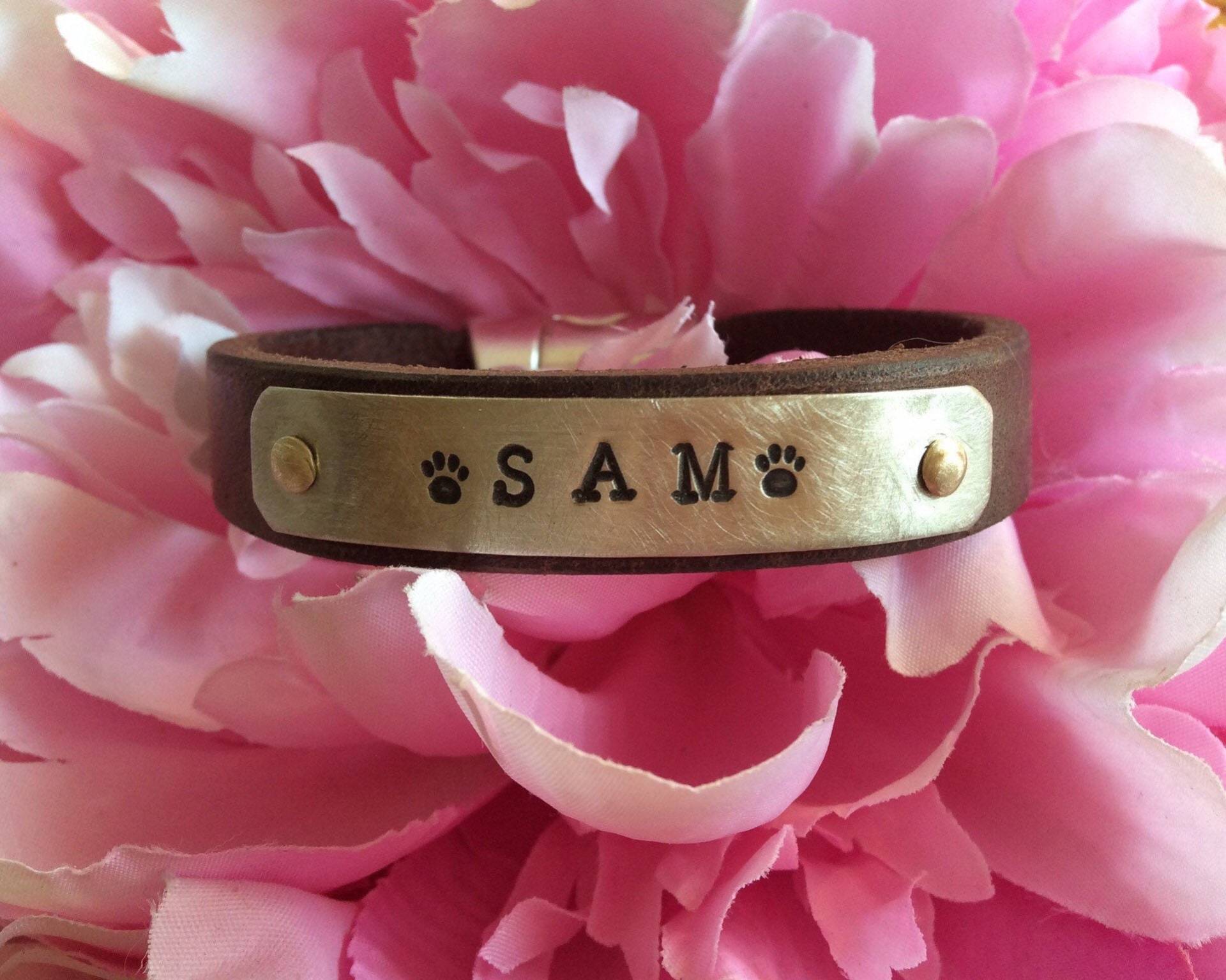 Armband Mit Namen, Personalisiertes Namen Und Pfötchen, Handgemacht Armband Mit Namen, Personalisiertes Namen Und Pfötchen, Handgemacht von HUNDIKATZ