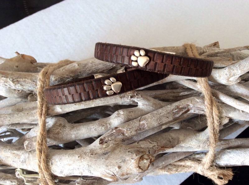 Armband Mit Pfötchen, Handgefertigtes Aus Leder 2 Kleinen Hundepfoten Metall, Pfötchenschmuck, Hundeliebe Armband Mit Pfötchen, Handgefertigtes Aus Leder 2 Kleinen Hundepfoten Metall, Pfötchenschmuck, Hundeliebe von HUNDIKATZ