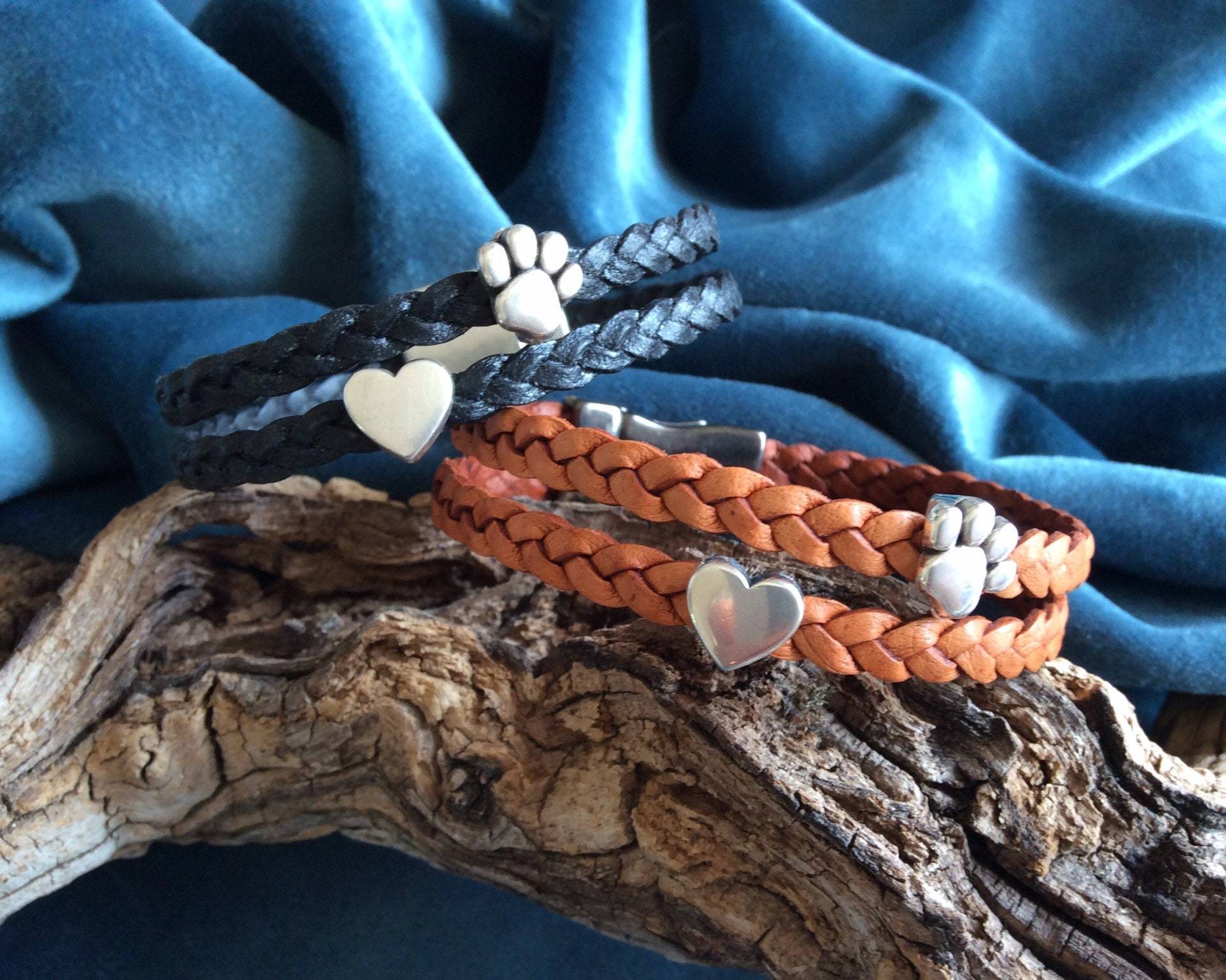 Armband Mit Pfötchen, Handgefertigtes Lederband, Geflochten, Einem Herzchen Und Magnetverschluss Herzchen, Hundeliebe Armband Mit Pfötchen, Handgefertigtes Lederband, Geflochten, Einem Herzchen Und Magnetverschluss Herzchen, Hundeliebe von HUNDIKATZ