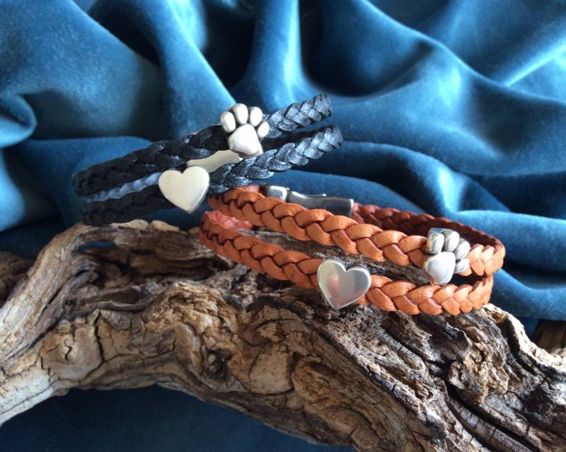 Armband Mit Pfötchen, Handgefertigtes Lederband, Geflochten, Einem Herzchen Und Magnetverschluss Herzchen, Hundeliebe Armband Mit Pfötchen, Handgefertigtes Lederband, Geflochten, Einem Herzchen Und Magnetverschluss Herzchen, Hundeliebe von HUNDIKATZ