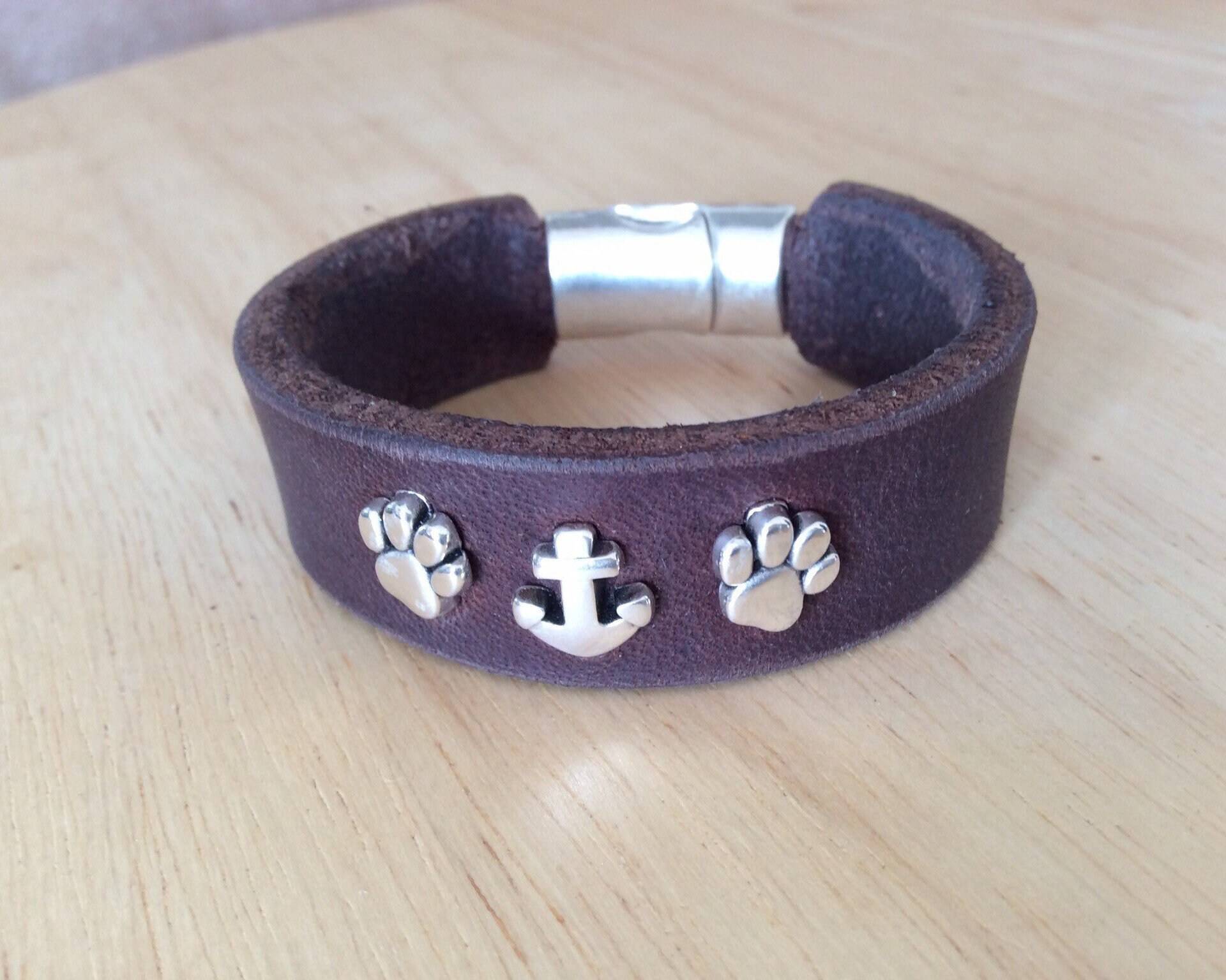 Handgefertigtes Lederarmband Mit Kleinen Hundepfoten Und Anker Aus Metall, Pfötchenschmuck Handgefertigtes Lederarmband Mit Kleinen Hundepfoten Und Anker Aus Metall, Pfötchenschmuck von HUNDIKATZ