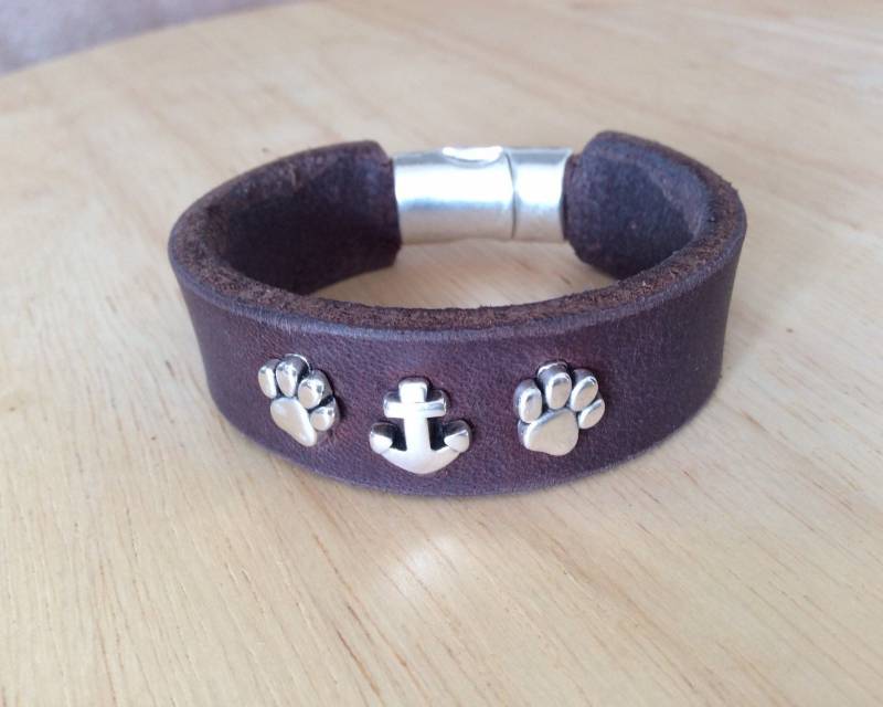 Handgefertigtes Lederarmband Mit Kleinen Hundepfoten Und Anker Aus Metall, Pfötchenschmuck Handgefertigtes Lederarmband Mit Kleinen Hundepfoten Und Anker Aus Metall, Pfötchenschmuck von HUNDIKATZ