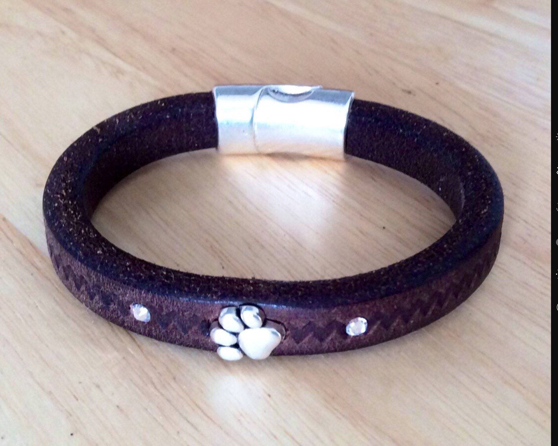 Handgefertigtes Lederarmband Mit Kleiner Hundepfote Aus Metall, Pfötchenschmuck, Hundefreund, Katzenfreund Handgefertigtes Lederarmband Mit Kleiner Hundepfote Aus Metall, Pfötchenschmuck, Hundefreund, Katzenfreund von HUNDIKATZ