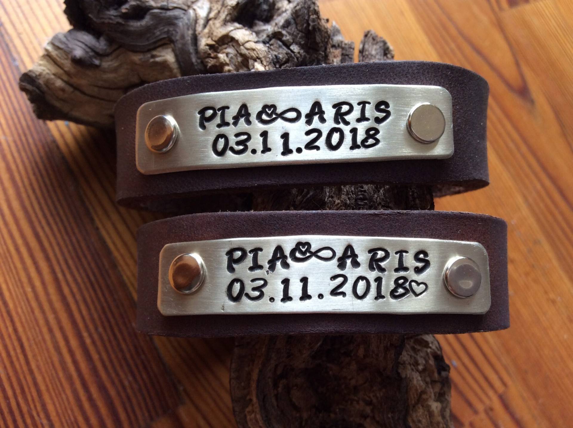 Partner Armbänder, Individualisiert, Handgefertigte Lederarmbänder Mit Euren Namen Und Daten Partner Armbänder, Individualisiert, Handgefertigte Lederarmbänder Mit Euren Namen Und Daten von HUNDIKATZ