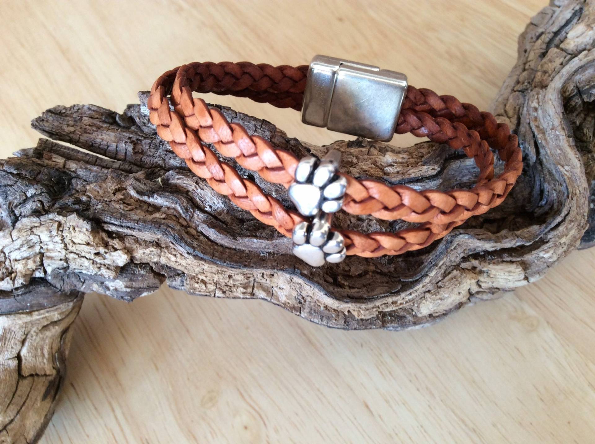 Pfötchenarmband, Armband Für Hundefreunde, Handgefertigtes Lederband, Geflochten, Mit 2 Pfötchen Und Magnetverschluss Herzchen Pfötchenarmband, Armband Für Hundefreunde, Handgefertigtes Lederband, Geflochten, Mit 2 Pfötchen Und Magnetverschluss Herzchen von HUNDIKATZ