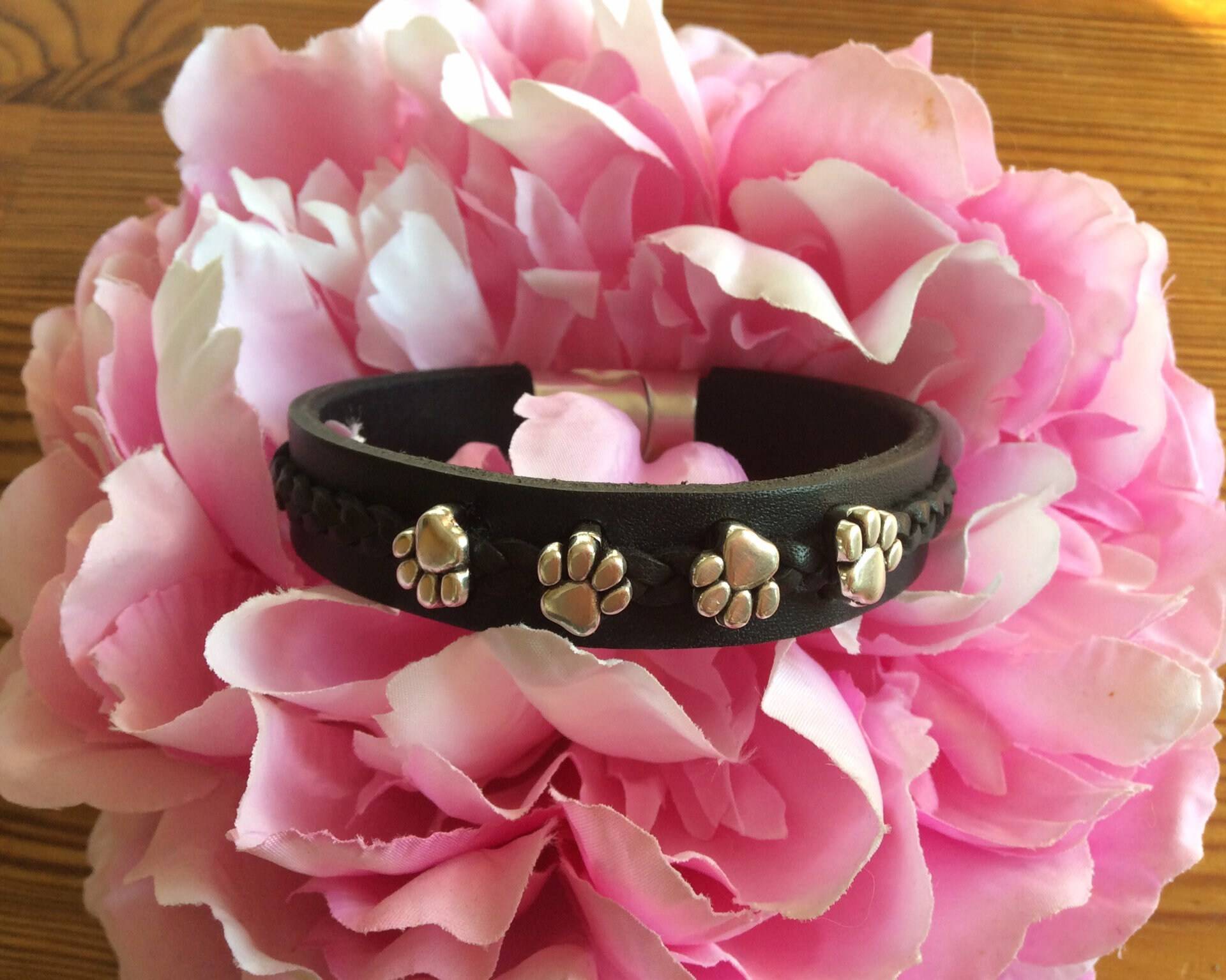 Pfötchenarmband, Armband Für Hundefreunde, Handgefertigtes Lederband, Geflochten, Mit 2 Pfötchen Und Magnetverschluss Herzchen Pfötchenarmband, Armband Für Hundefreunde, Handgefertigtes Lederband, Geflochten, Mit 2 Pfötchen Und Magnetverschluss Herzchen von HUNDIKATZ