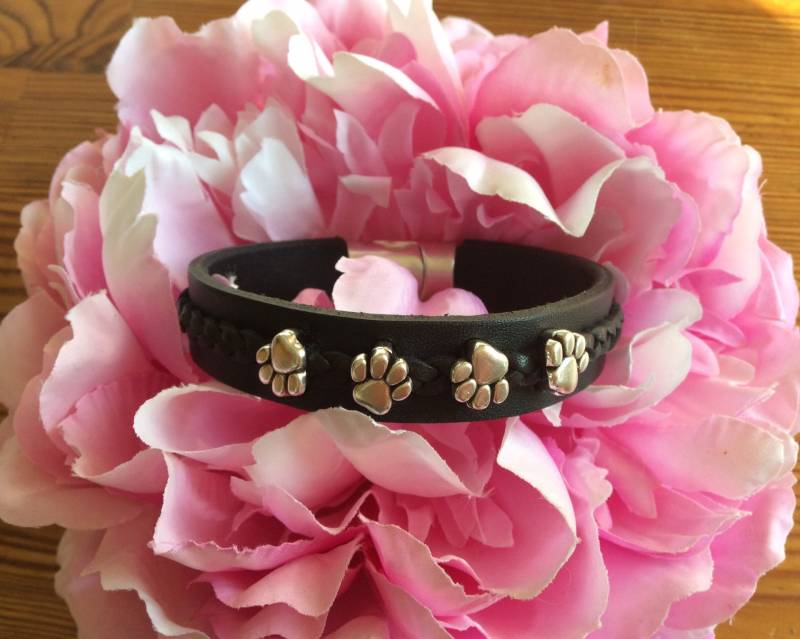 Pfötchenarmband, Armband Für Hundefreunde, Handgefertigtes Lederband, Geflochten, Mit 2 Pfötchen Und Magnetverschluss Herzchen Pfötchenarmband, Armband Für Hundefreunde, Handgefertigtes Lederband, Geflochten, Mit 2 Pfötchen Und Magnetverschluss Herzchen von HUNDIKATZ