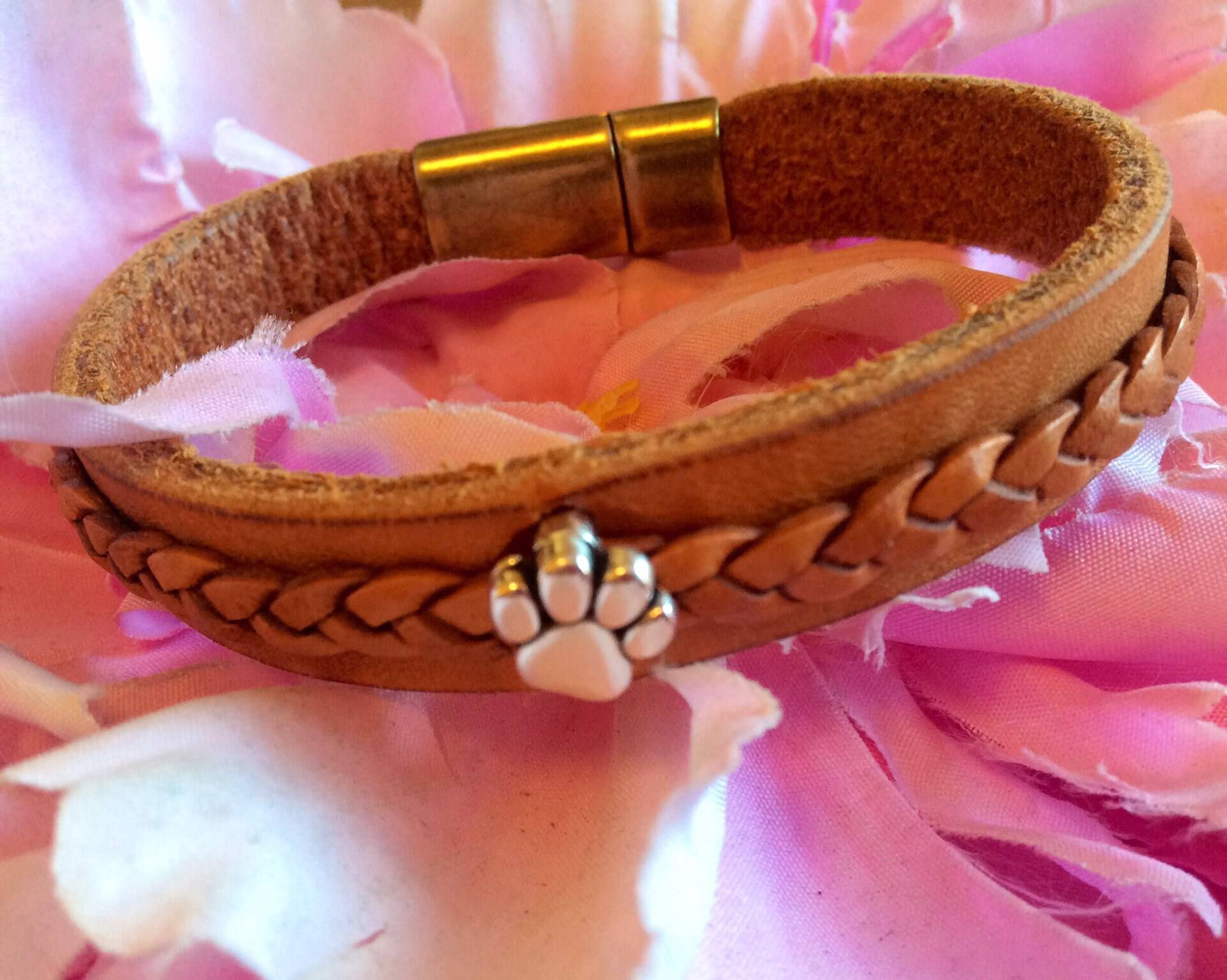 Pfötchenarmband, Handgefertigtes Lederarmband Mit Kleiner Hundepfote Aus Metall, Pfötchenschmuck, Hundefreund, Katzenfreund Pfötchenarmband, Handgefertigtes Lederarmband Mit Kleiner Hundepfote Aus Metall, Pfötchenschmuck, Hundefreund, Katzenfreund von HUNDIKATZ