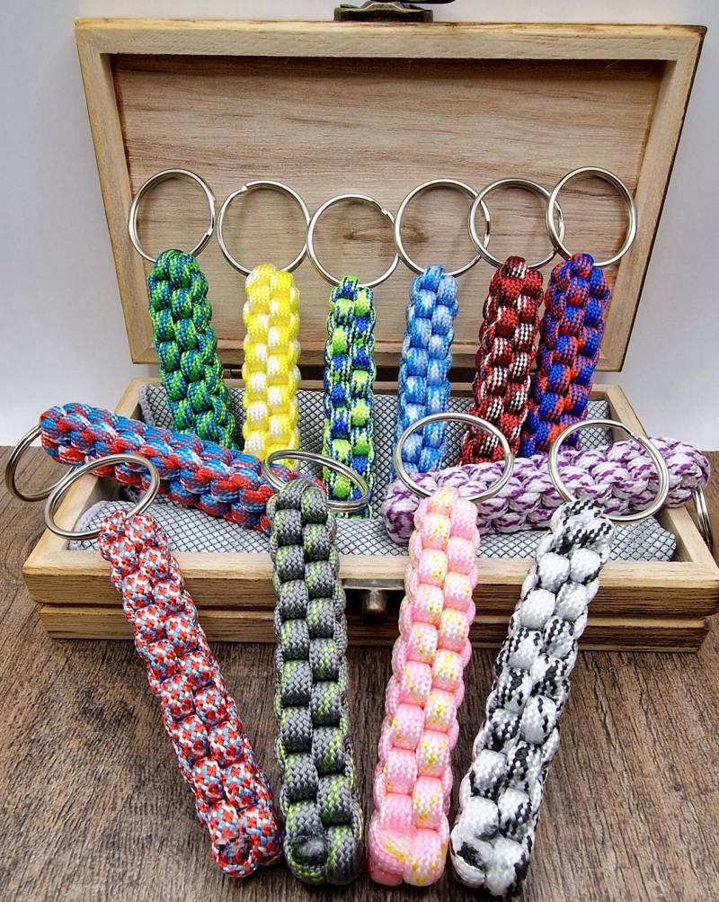 Schlüsselanhänger Handgefertigt Bunt - Verschiedene Muster Anhänger Paracord Typ 550 Eckig 9 cm Lang Schlüsselring Edelstahl von HWBastelshop