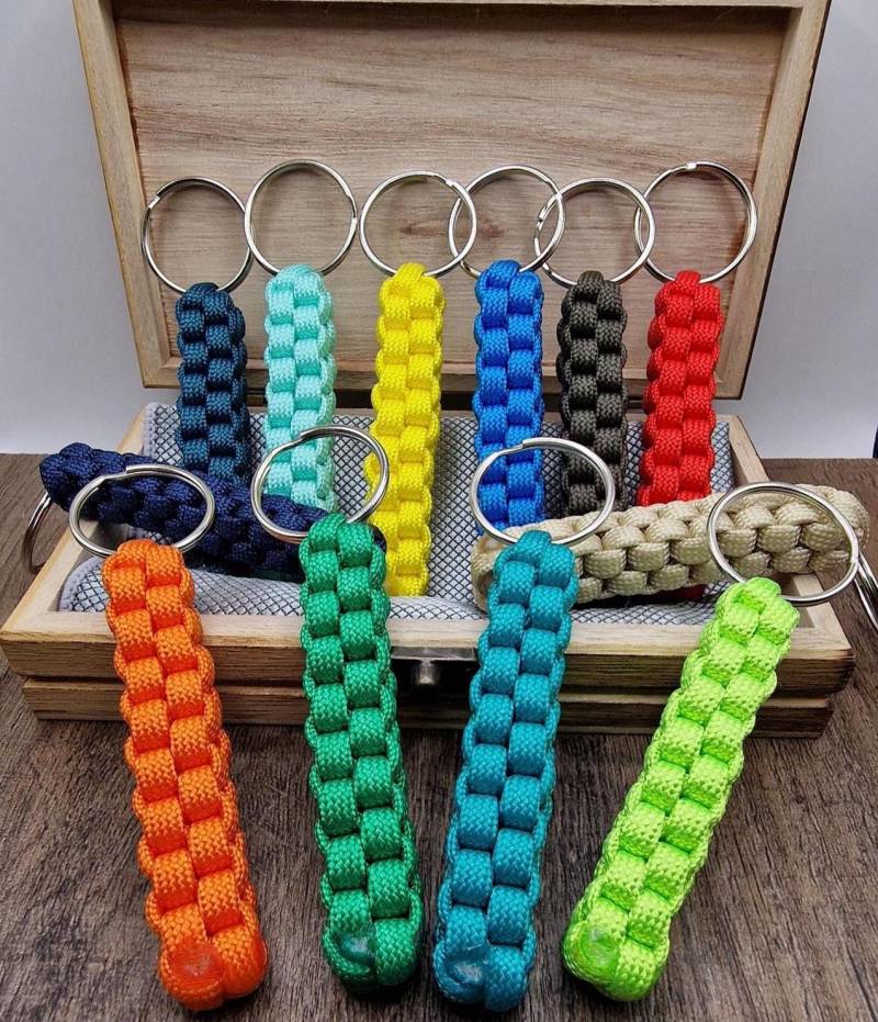 Schlüsselanhänger Handgefertigt Unifarben - Anhänger Paracord Typ 550 Eckig 9 cm Lang Schlüsselring Edelstahl von HWBastelshop