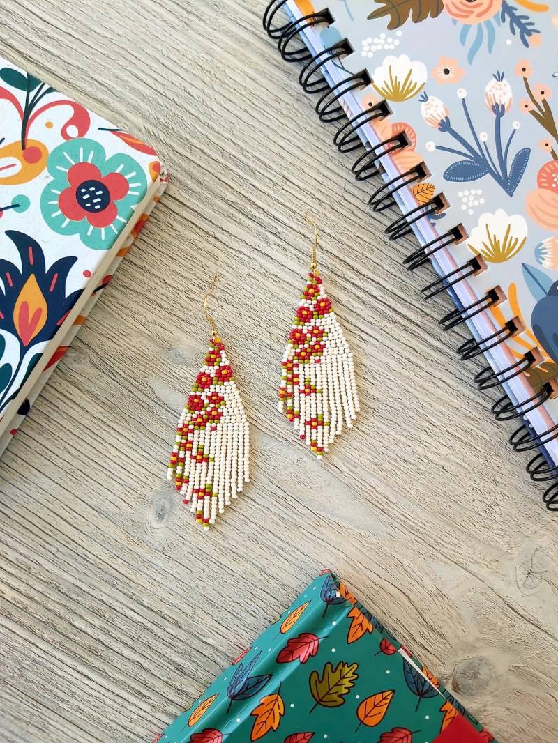 Kleine Frühlings Perlen Fransen Ohrringe Rocailles Boho Kronleuchter Baumelnde Perlenohrringe Bunte von HWBeadJewelry