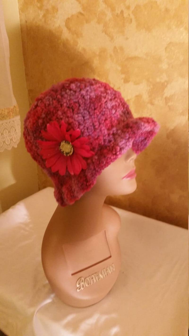 Häkeln Sie Mehrfarbige Cloche Stil Hut Mit Einer Blume von HWSCreations