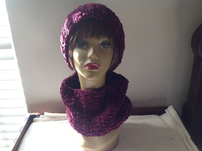 Weich Lila Chenille Gehäkelte Ohrwärmer Und Schal von HWSCreations