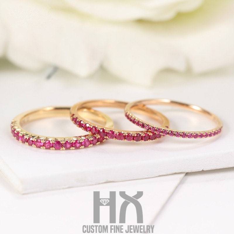 Halb Eternity Rubin Weding Ring in 18K Massivgold/Dünner Zierlich Stapelring/Micro Pave Ehering/Personalisierter Schmuck/Valentinstag Geschenk von HXJewelry