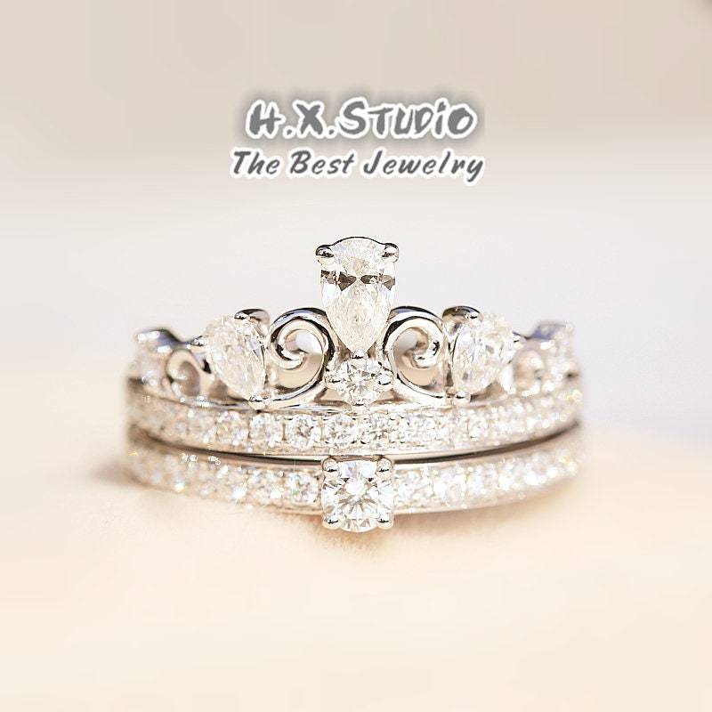 Hx Schmuck | 0.98Ctw Pear Cut Diamant Tiara 2-Teiliges Ehering Set/2 Stück Kronen Passendes Band Set/Brautringe Set/Custom Feiner Schmuck/ Hx Schmuck | 0.98Ctw Pear Cut Diamant Tiara 2-Teiliges Ehering Set/2 Stück Kronen Passendes Band Set/Brautringe Set/Custom Feiner Schmuck/ von HXJewelry