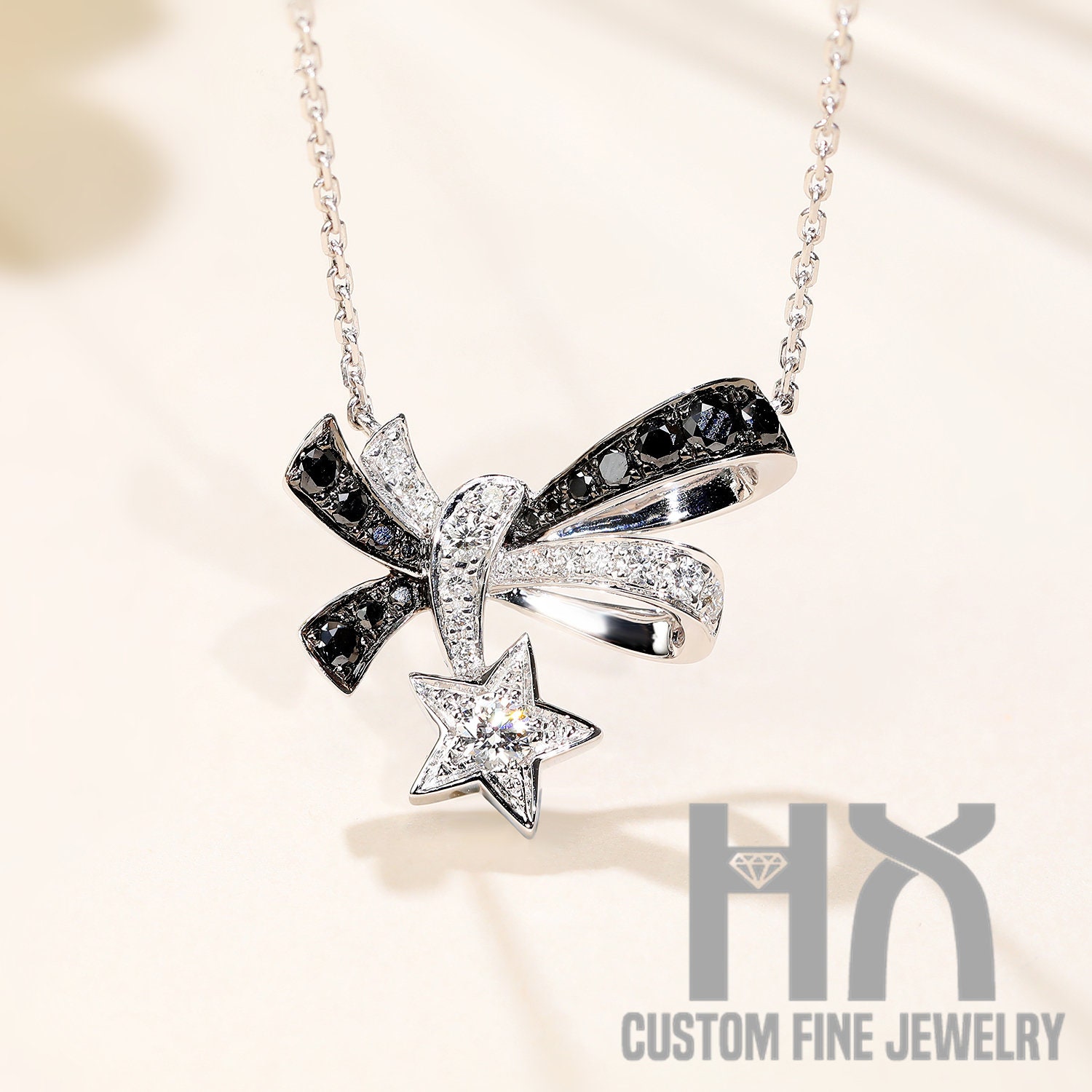 Hx Schmuck | Schwarz-Weiße Diamantschleife Knoten Halskette in 18K Gold/Schmetterling Fliege Halskette/Geschenk Für Frauen Und Mädchen von HXJewelry