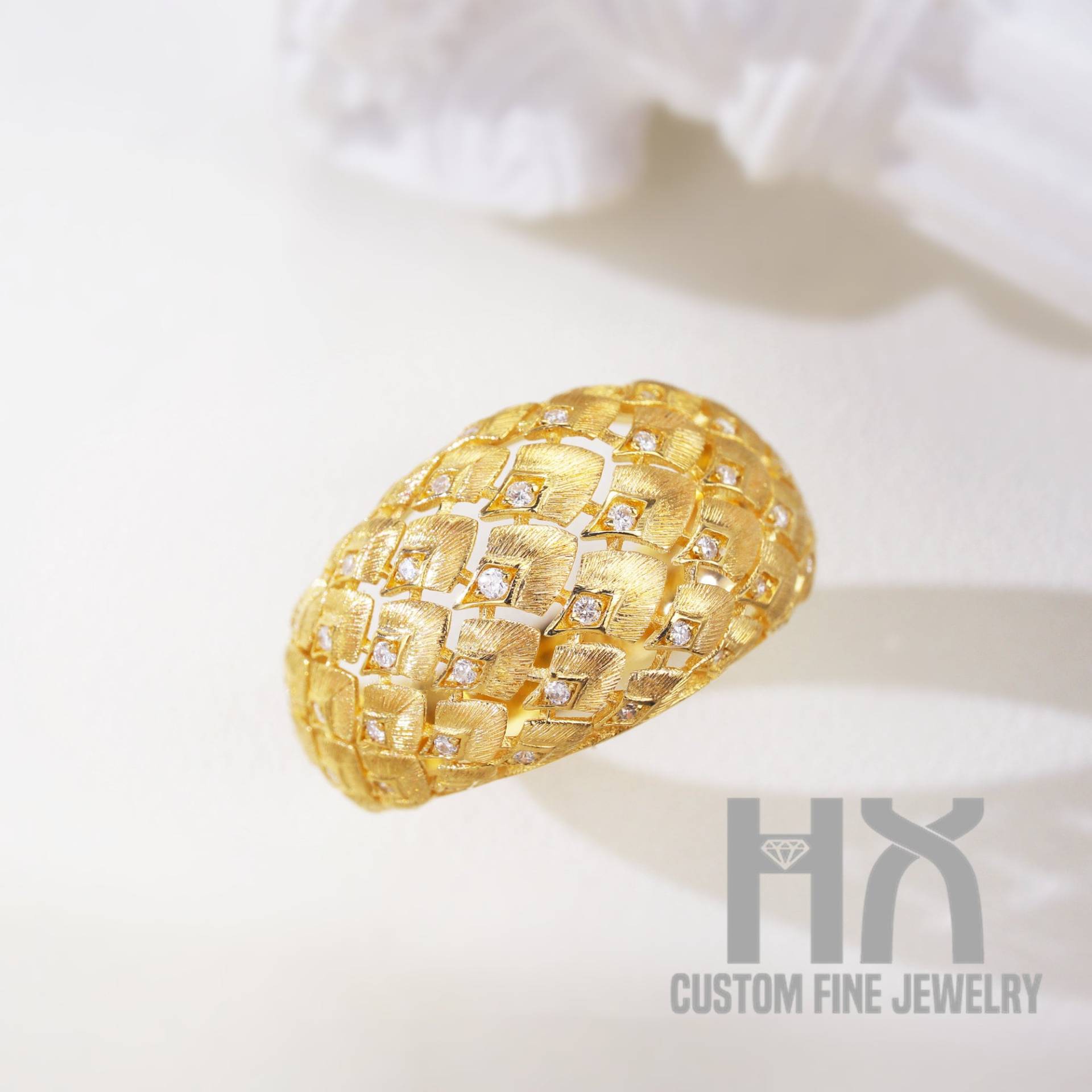 Pfauenfeder Stil Diamant Pave Dome Ring in Massivem Gebürstetem Gold/Custom Fine Jewelry/Geschenk Für Frauen Und Mädchen von HXJewelry