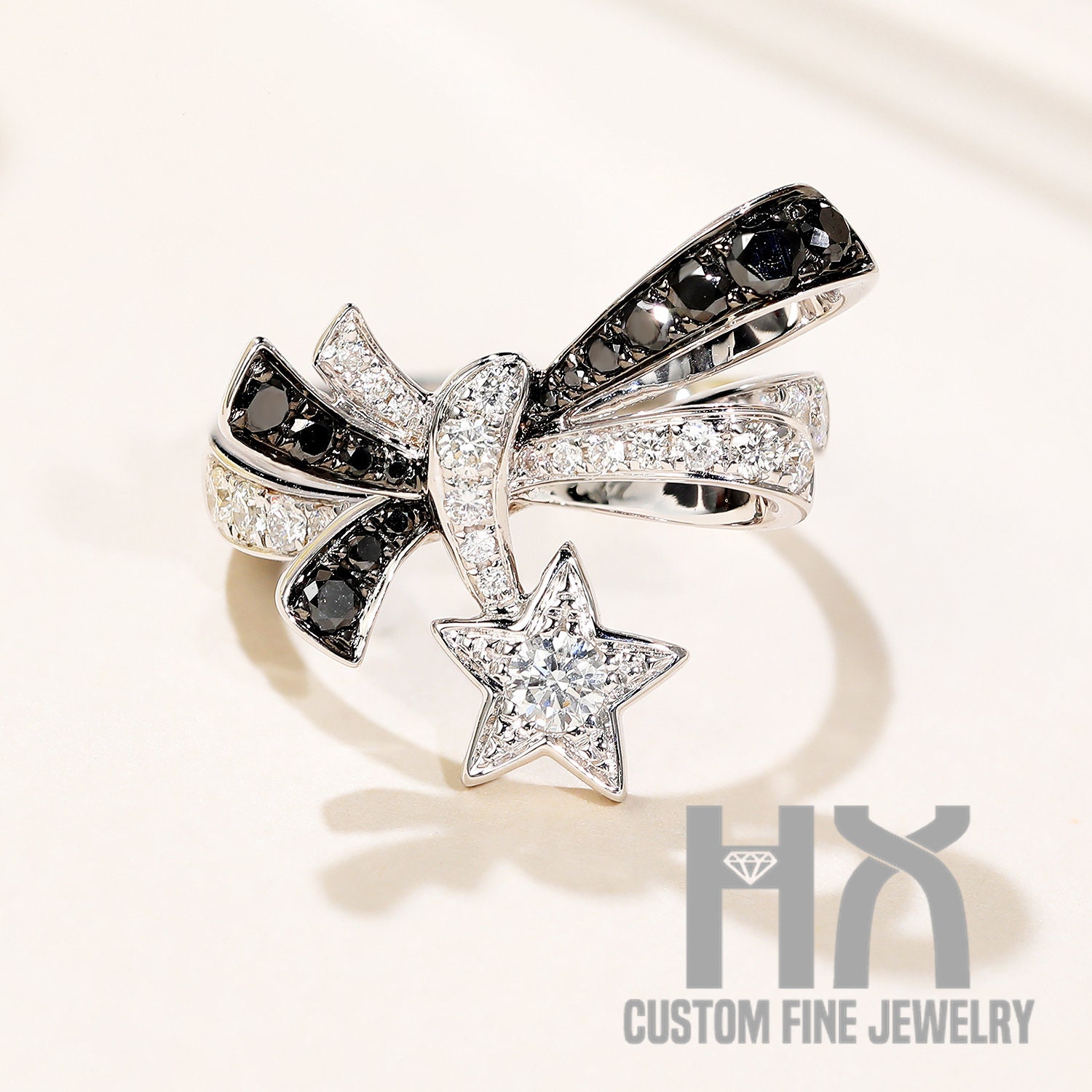 Schwarz-Weiß Diamant Fliege Ring in 18K Gold/Diamant Statement Ring/Custom Fine Jewelry/Personalisierung Design/Geschenk Für Frauen Und Mädchen von HXJewelry