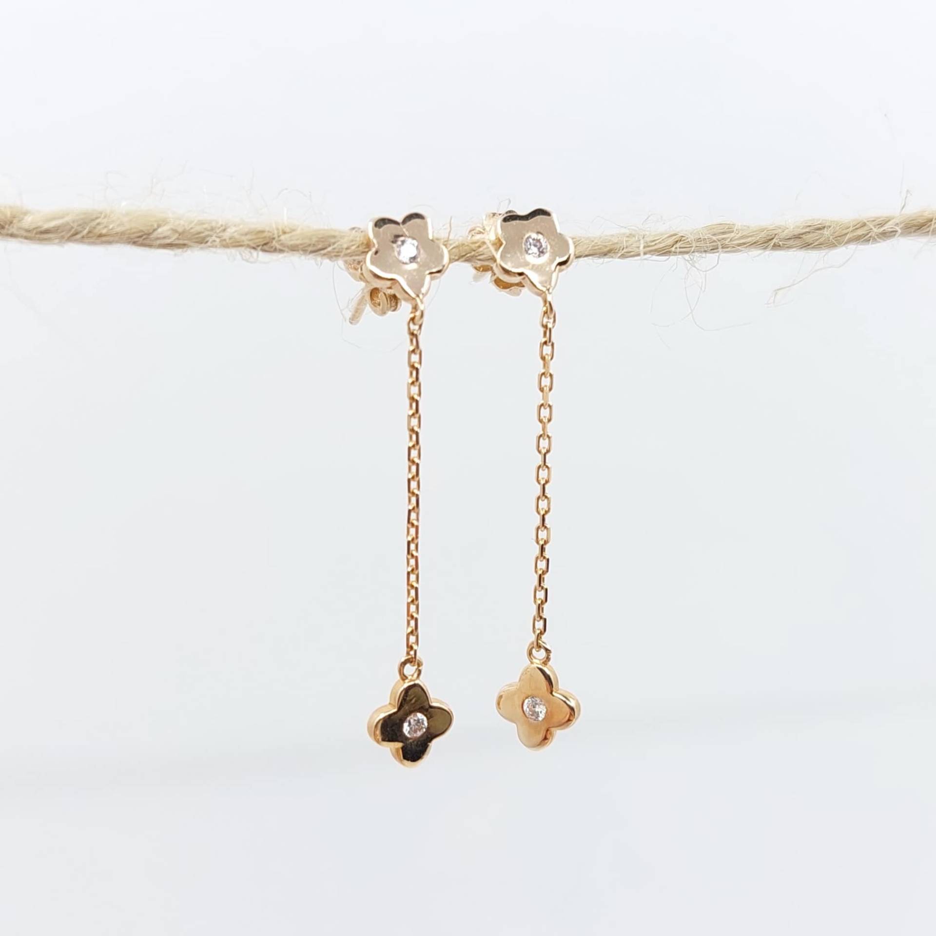 14 K Gold Minimaler Klee An Blume Mit Kette Ohrstecker Befestigt, Minimal Geschenk Für Freundin, Frau Und Mutter, Ohrstecker, Baumelnde Ohrringe 14 K Gold Minimaler Klee An Blume Mit Kette Ohrstecker Befestigt, Minimal Geschenk Für Freundin, Frau Und Mutter, Ohrstecker, Baumelnde Ohrringe von HYGoldJewelry