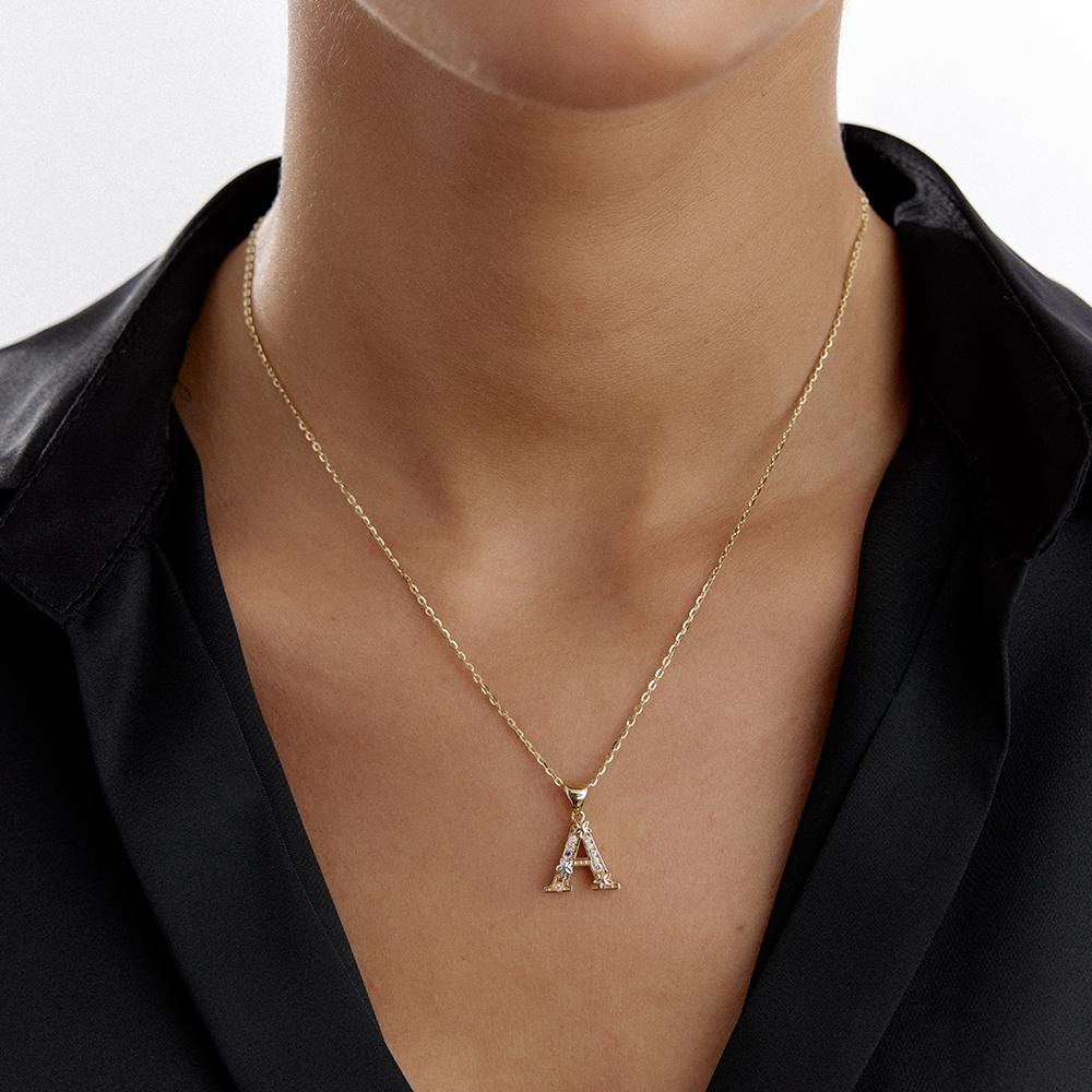14 K Solid Gold Anfangsbuchstabe Halskette Mit Blumenmuster Und Farbigen Steinen 14 K Solid Gold Anfangsbuchstabe Halskette Mit Blumenmuster Und Farbigen Steinen von HYGoldJewelry