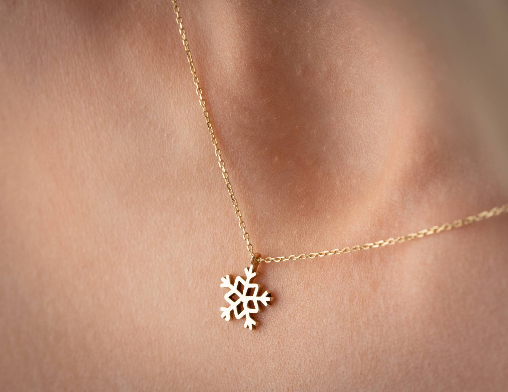 14 K Solid Gold Minimalist Schneeflocke Anhänger Halskette, Geschenk Für Sie, Valentinstag von HYGoldJewelry