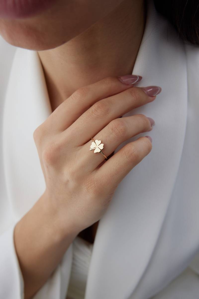 14K Gold Klee Charm Ring, Zarte Förmige Vier Blatt Shamrock Kleine Blume Zierliche Viel Glück Geschenk Für Sie von HYGoldJewelry