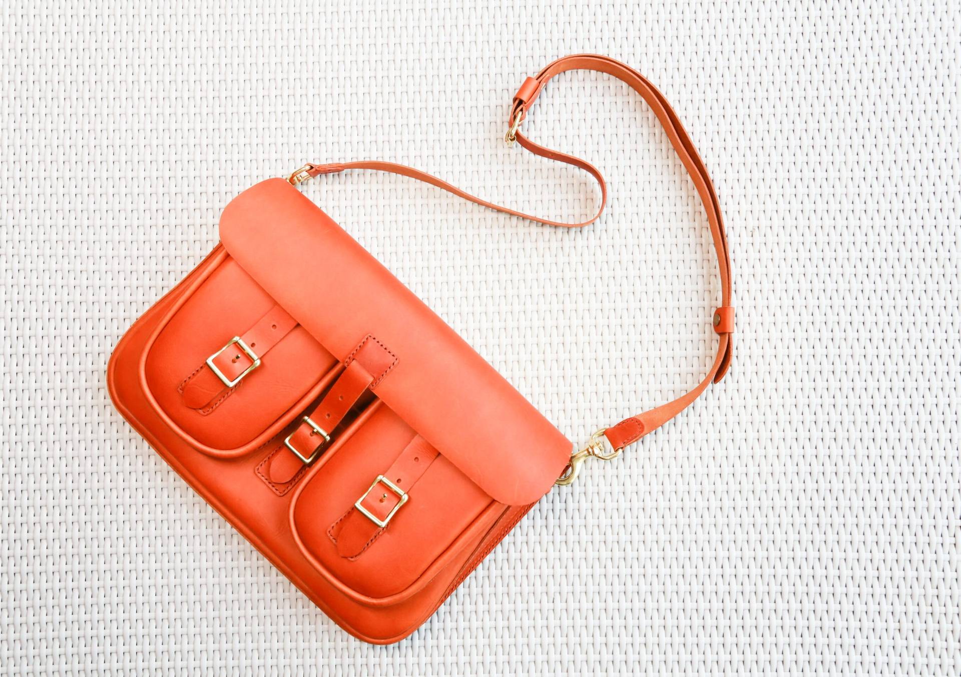 Handgenähte Messager Tasche, Laptop-Tasche, Personalisiert, Enthalten Gepäckanhänger von HYKCLeatherware