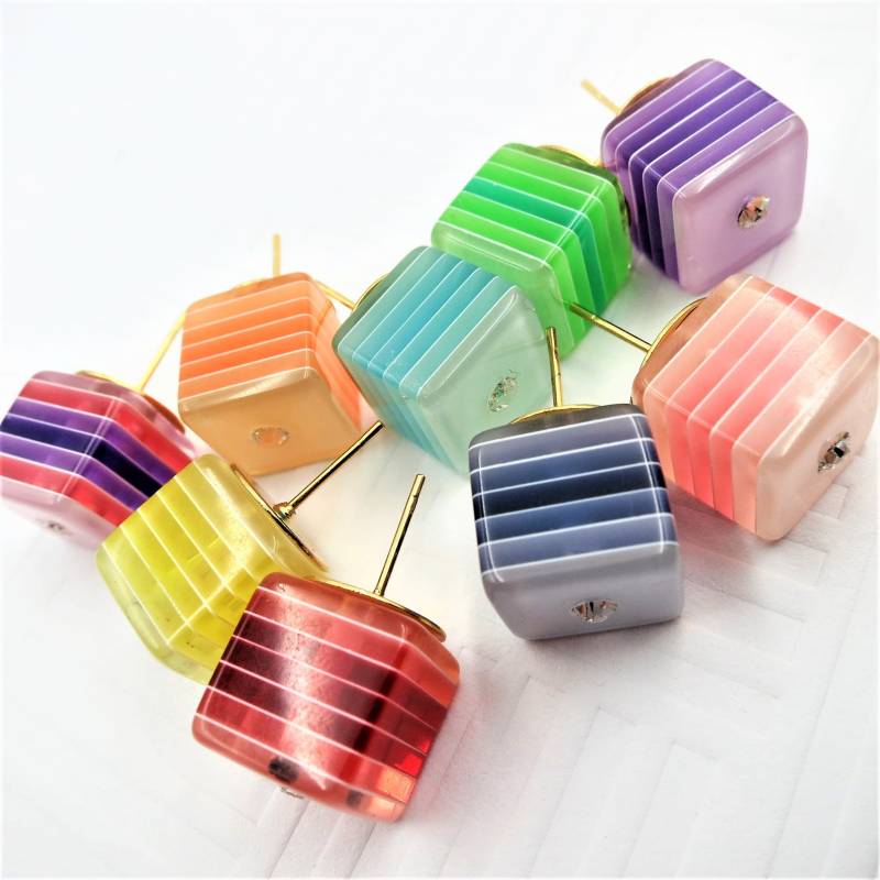 Handgemachte Lucite Würfel Ohrringe/Vintage Perle Strass Süßigkeiten Süß Regenbogen Mix & Match Upcycled Mismatch Single Earring von HaKeStudios