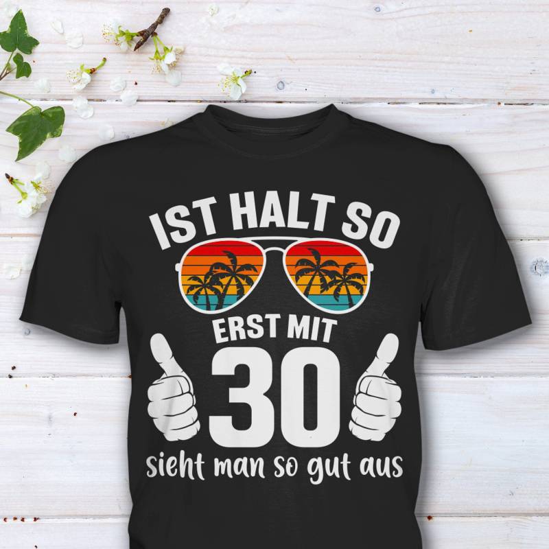 30. Geburtstag T-Shirt Als Lustiges Geburtstagsgeschenk Für Mann Und Frau Mit Spruch Erst 30 Sieht Man So Gut Aus von HaLiLuDesigns