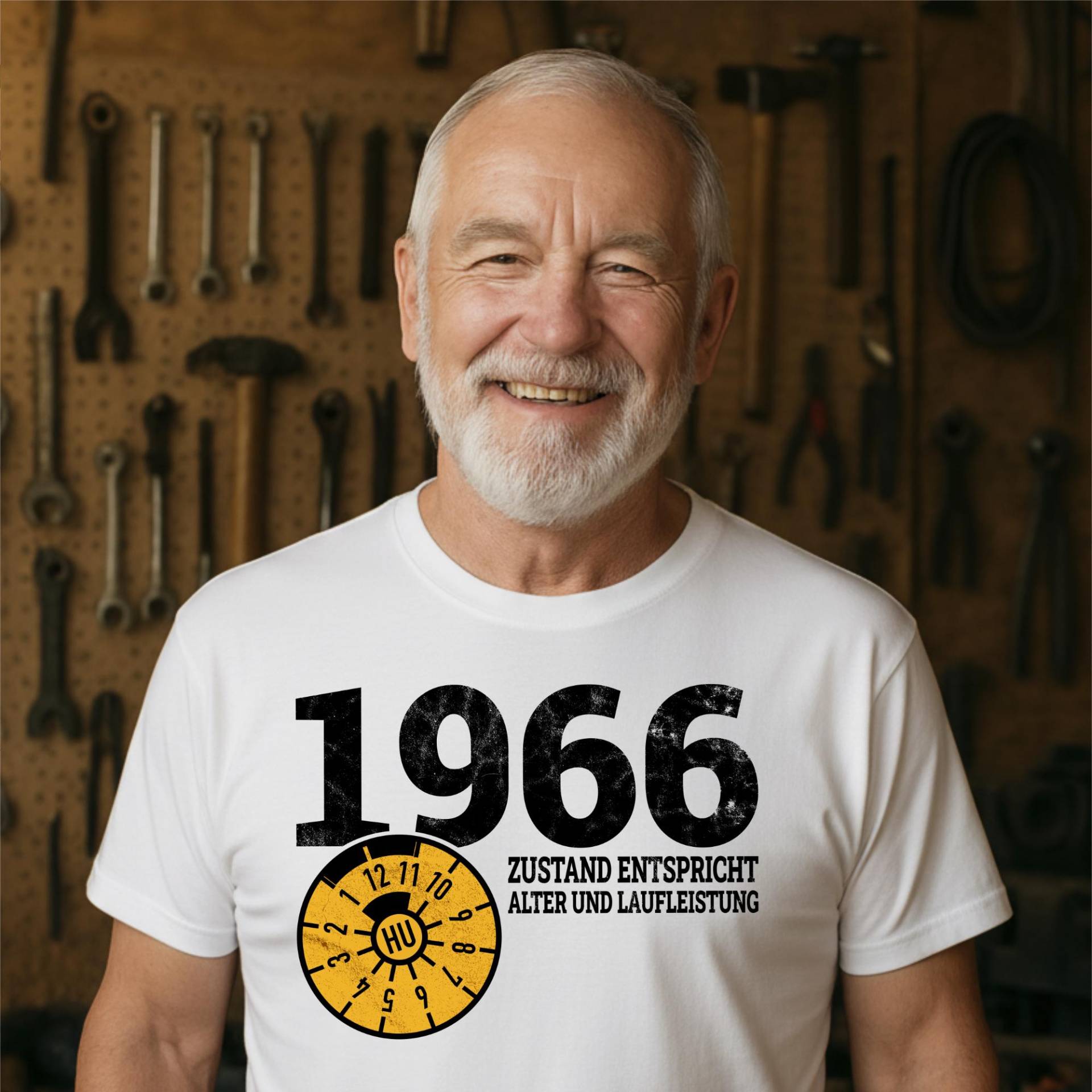 60. Geburtstag T-Shirt 1966 Zustand Entspricht Alter Und Laufleistung Lustiges Geschenk 60. Geburtstag T-Shirt 1966 Zustand Entspricht Alter Und Laufleistung Lustiges Geschenk von HaLiLuDesigns