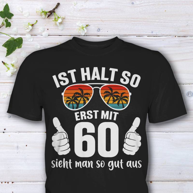 60. Geburtstag T-Shirt Für Mann Und Frau Als Witziges Geburtstagsgeschenk Mit Lustigem Spruch Erst 60 Sieht Man So Gut Aus von HaLiLuDesigns