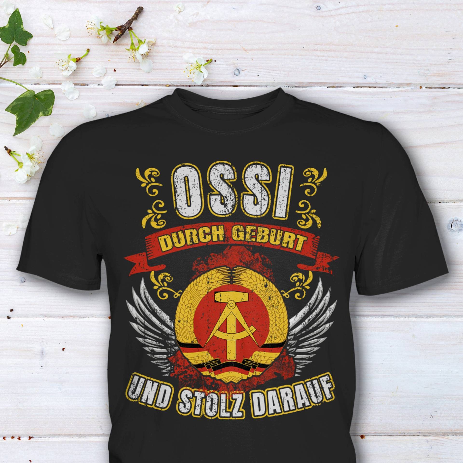 Ddr Nostalgie, Ossi Durch Geburt, Lustiges Geschenk, Ostdeutschland T-Shirt Ddr Nostalgie, Ossi Durch Geburt, Lustiges Geschenk, Ostdeutschland T-Shirt von HaLiLuDesigns
