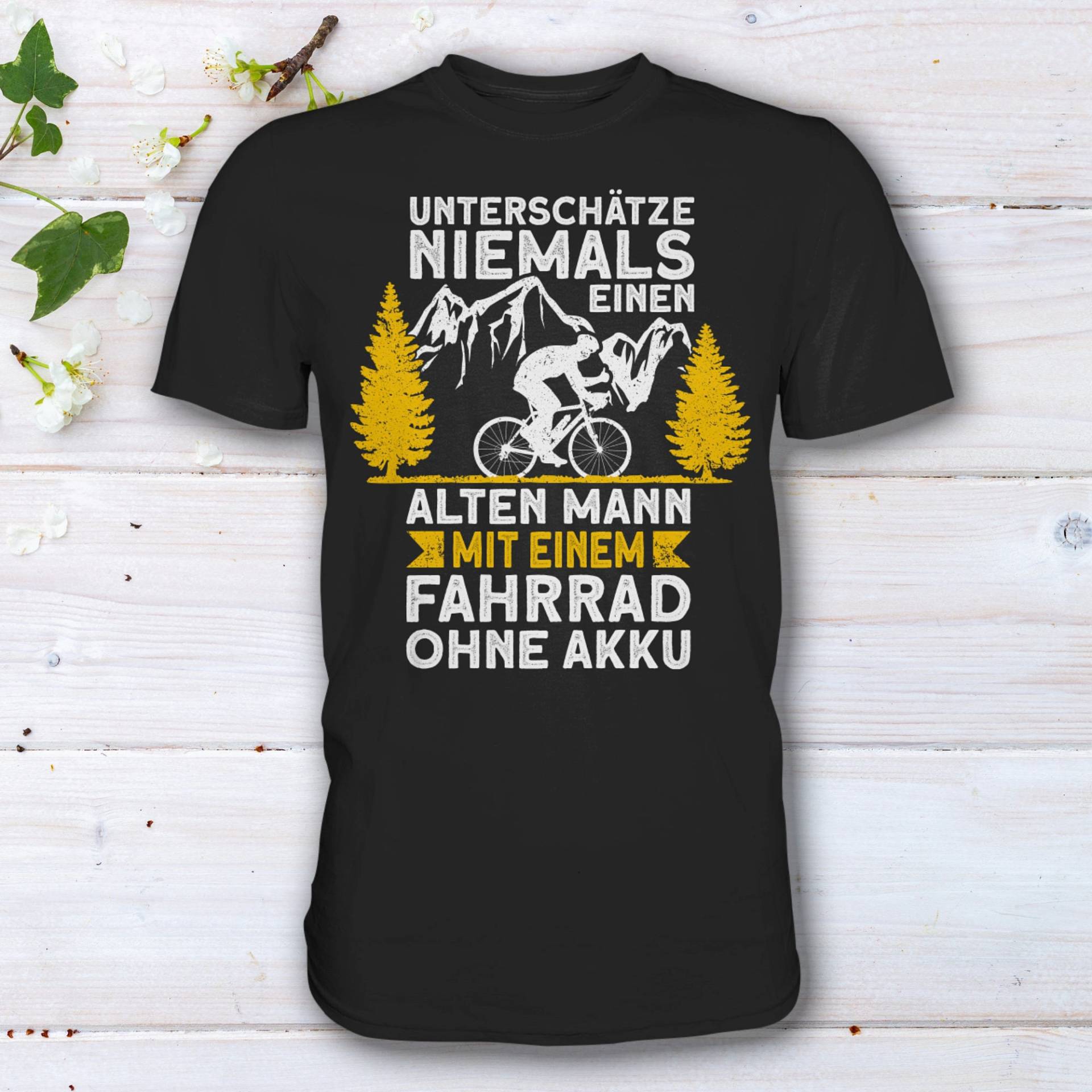 Radfahrer T-Shirt Mit Spruch Unterschätze Niemals Einen Alten Mann Einem Fahrrad Ohne Akku Als Lustiges Fahrradfahrer Geschenk Radfahrer T-Shirt Mit Spruch Unterschätze Niemals Einen Alten Mann Einem Fahrrad Ohne Akku Als Lustiges Fahrradfahrer Geschenk von HaLiLuDesigns