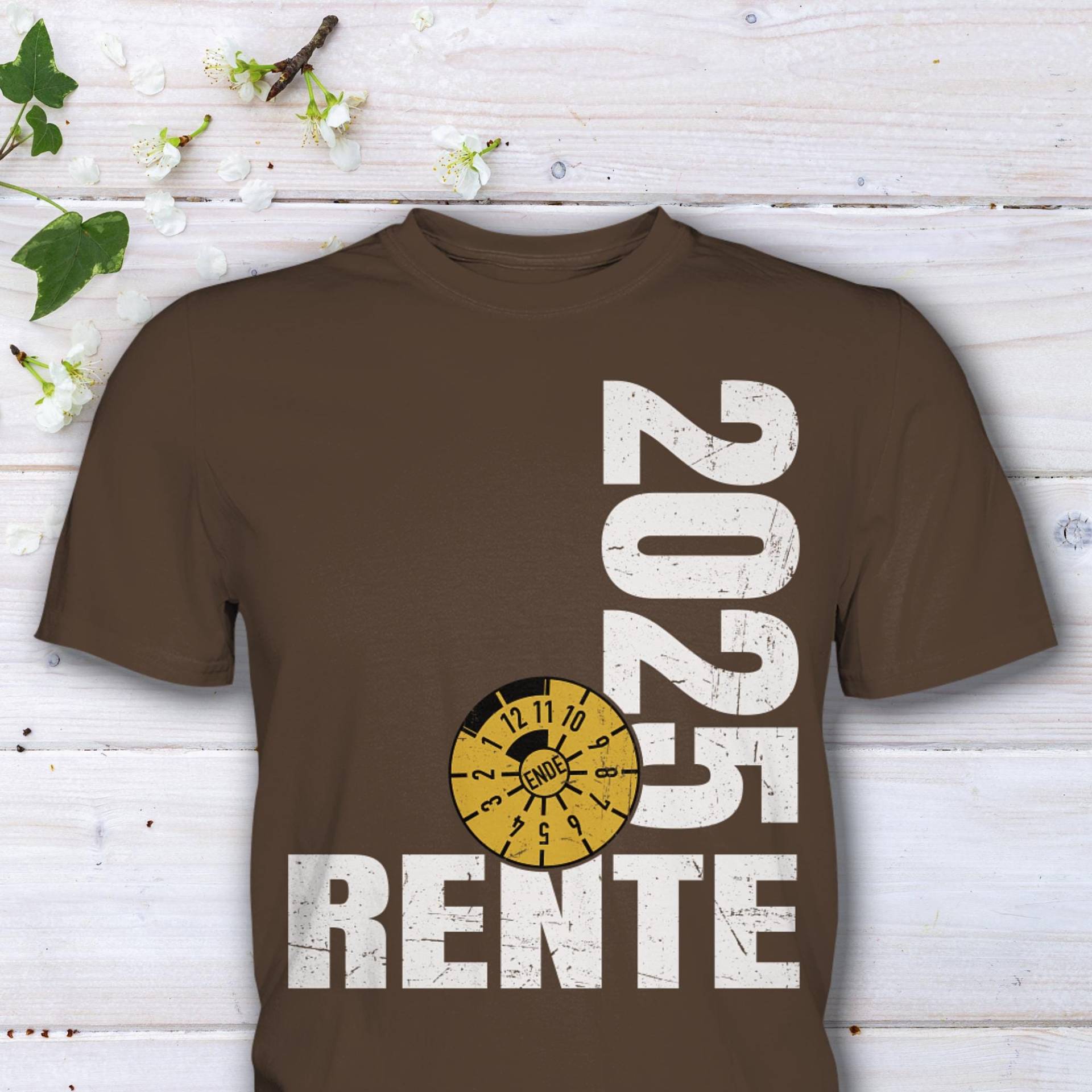 Rente 2025 T-Shirt - Lustiges Rentner Shirt Mit Prüfplakette Design Abschiedsgeschenk Zum Renteneintritt von HaLiLuDesigns