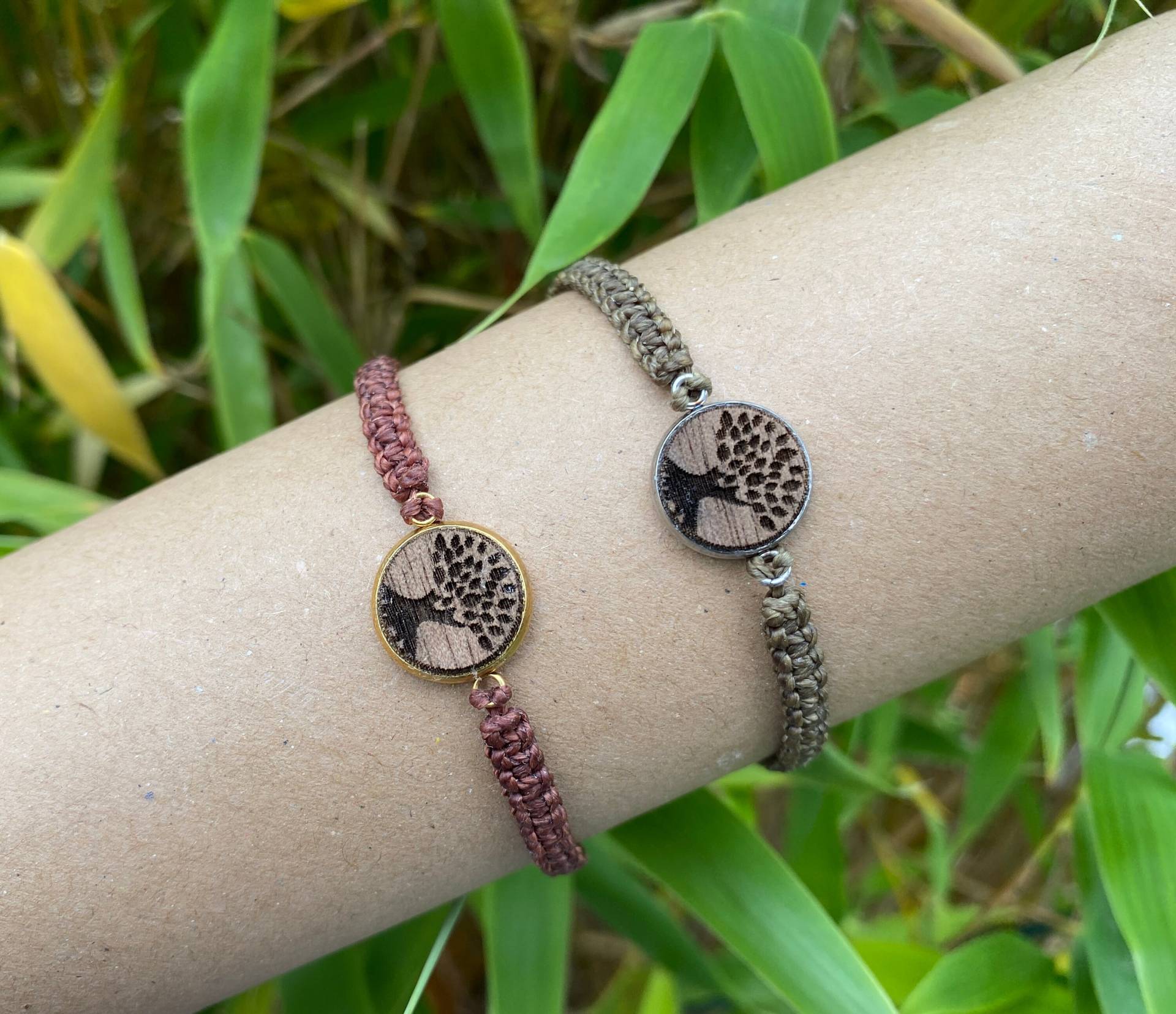 Armband Lebensbaum // Handgeknüpftes Makrameearmband Mit - Holzverbinder in Verschiedenen Garnfarben Gold, Silber Und Rosegold von HaLoHandgemacht