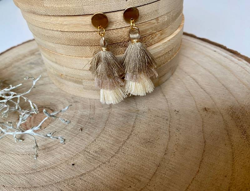 Goldene Eleganz - Handgemachte Quastenohrringe Für Stilvolle Statements Aus Edelstahl von HaLoHandgemacht