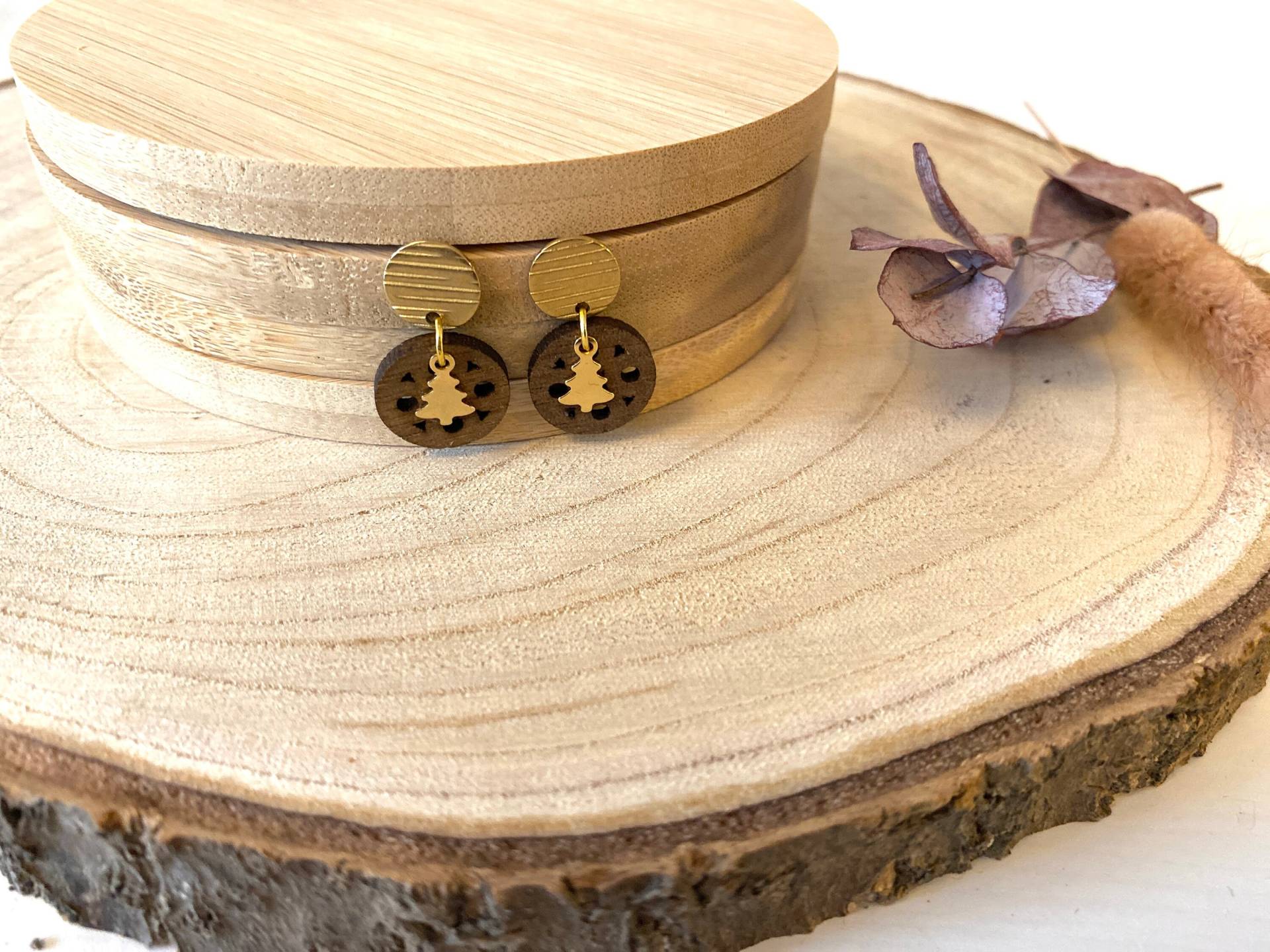 Handgefertigte Holzohrringe Mit Goldenem Tannenbaum - Festlicher Glanz Für Die Feiertage von HaLoHandgemacht