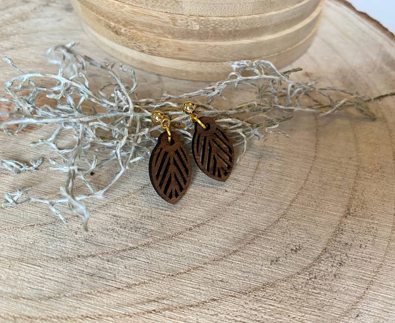 Holzohrringe Hängend Gold // Florale Federleicht Aus Edelstahl Holzohrstecker Damen von HaLoHandgemacht