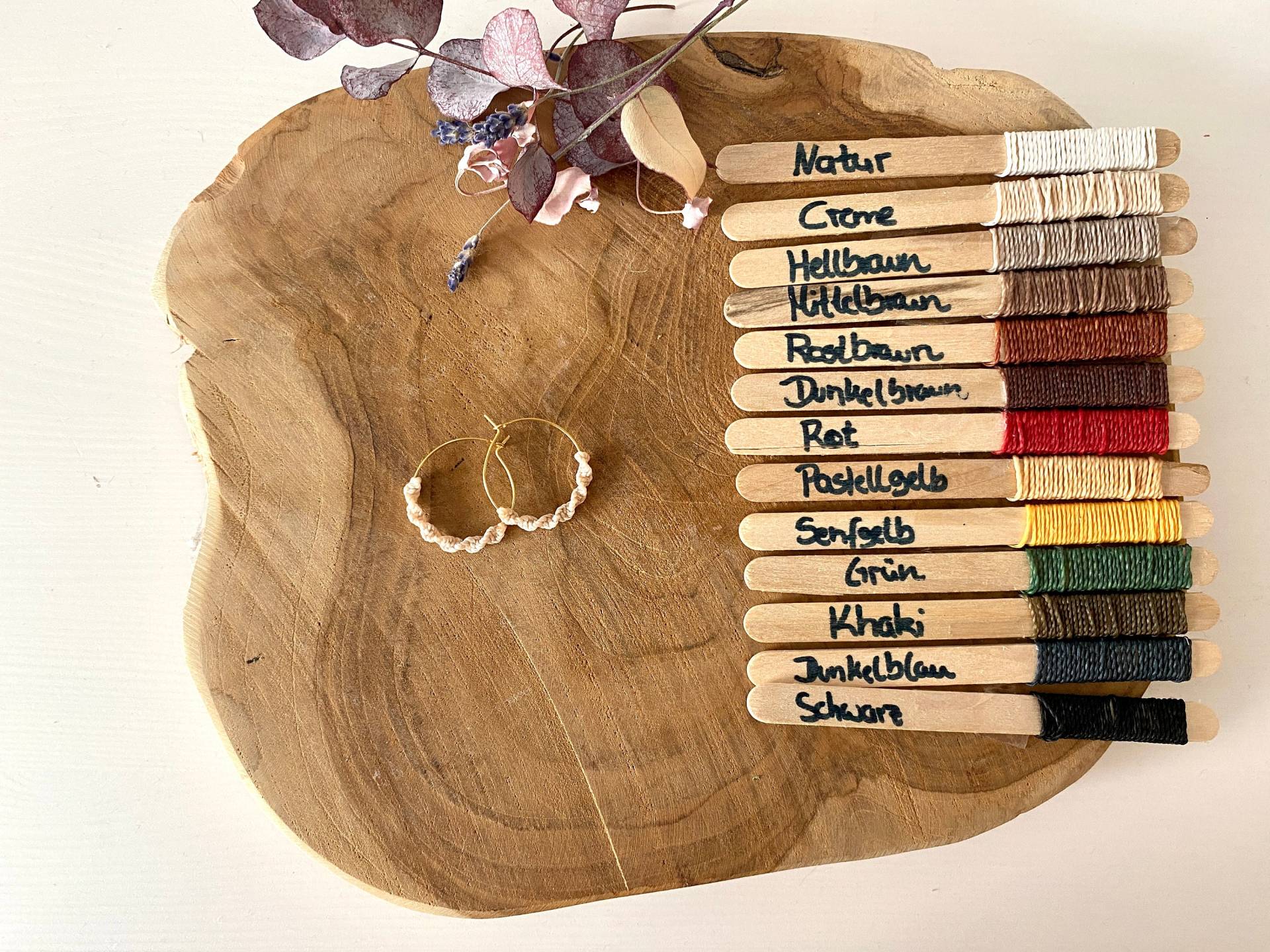 Makramee Ohrringe// Creolen// Ohrhänger// Handgeknüpft//Gold// Geschenk// Boho// Hippie// Boho-Chick// Gewachstes Garn Makramee Ohrringe// Creolen// Ohrhänger// Handgeknüpft//Gold// Geschenk// Boho// Hippie// Boho-Chick// Gewachstes Garn von HaLoHandgemacht